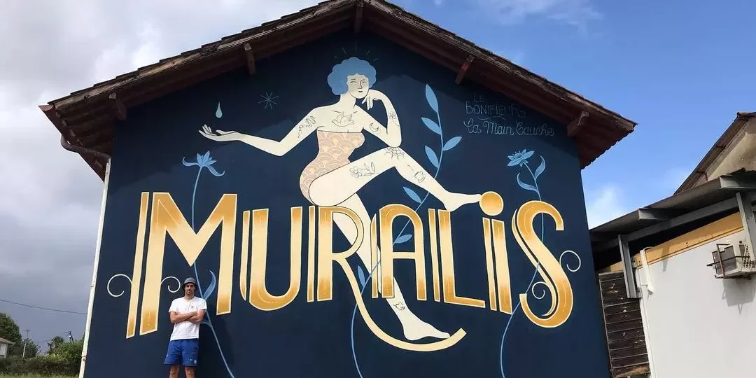 Depuis 2019, le festival d'art urbain Muralis fait de la ville thermale landaise un espace de création à ciel ouvert.