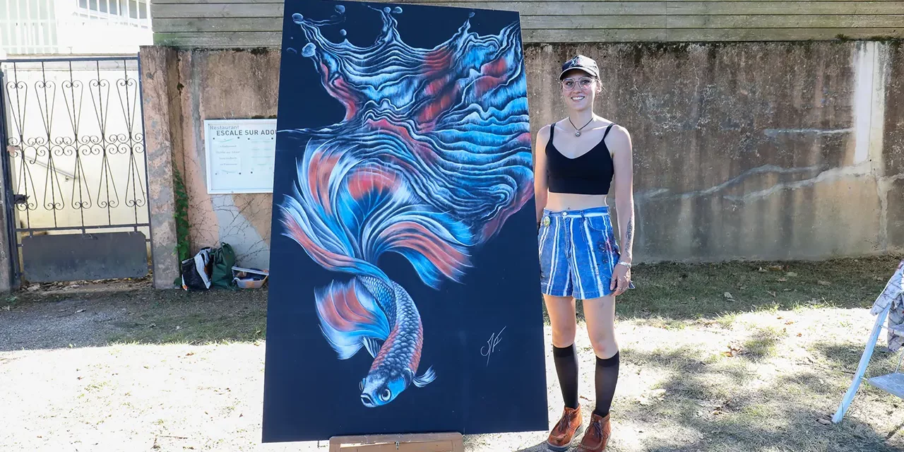 Melissa Follet pose devant son œuvre réalisée pendant le concours de street-art.