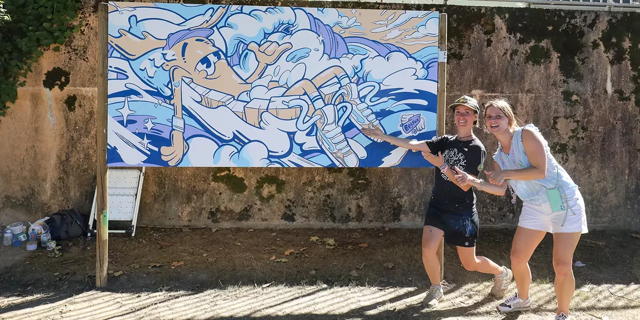 Beatoa pose devant son œuvre réalisée pendant le concours de street-art.