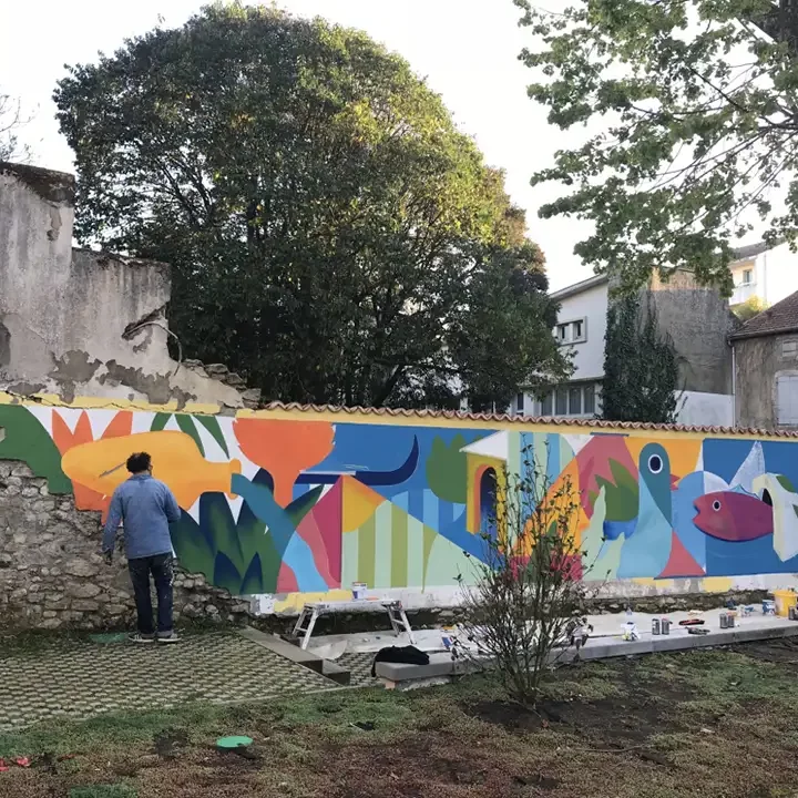 Gilbert Mazout utilise des formes naïves et colorées pour aborder des sujets parfois difficiles.