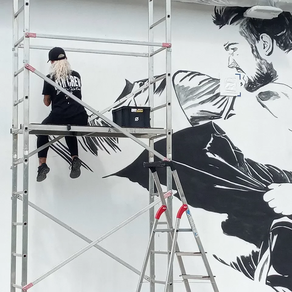 Sancko, artiste peintre travaille sur la Tribune 1904 au stade Maurice Boyau à Dax.