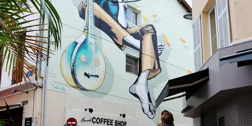 Fresque de Swathi & Vijay, street-artistes indiens sur le mur du Coffee Shop à Dax.
