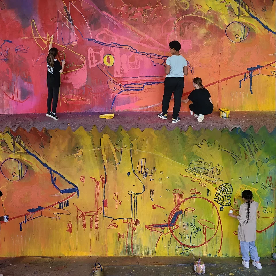 Atelier peinture avec les élèves sous le préau de l'école élémentaire Antoine de Saint Exupéry.