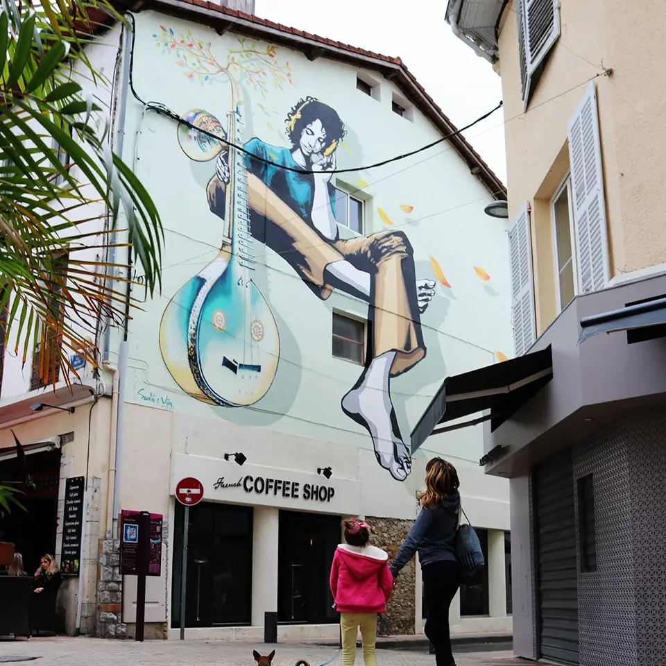 Fresque de Swathi & Vijay, street-artistes indiens sur le mur du Coffee Shop à Dax.