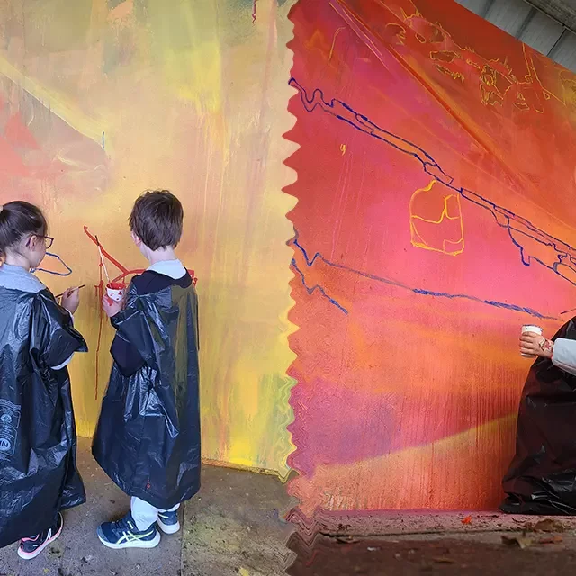 Atelier avec les élèves sous le préau de l'école Antoine Saint Exupéry à Dax.