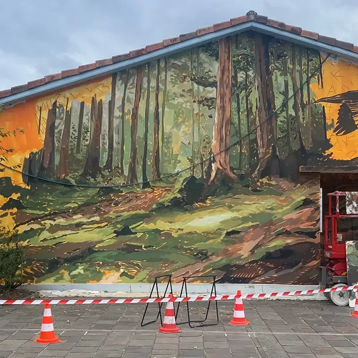 Félix Wysocki Apaiz a peint une fresque sur le mur de l'école Henri Lavielle.