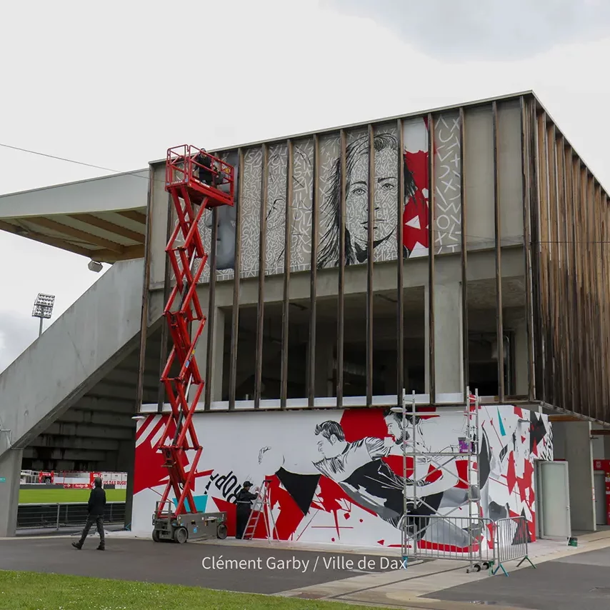 Fresque de Sanckøblack “Invictus” réalisée sur la Tribune 1904 du stade Maurice Boyau.
