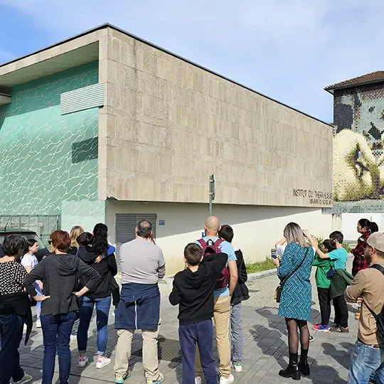 Visite du parcours de street-art Muralis avec les familles et enseignants de l'école Saint Exupéry.