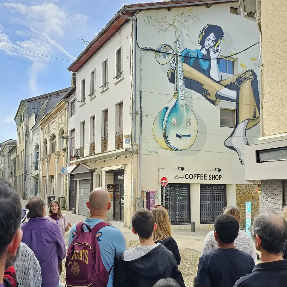 Parents, enseignants et enfants de l'école Antoine de Saint Exupéry visitent les fresques.